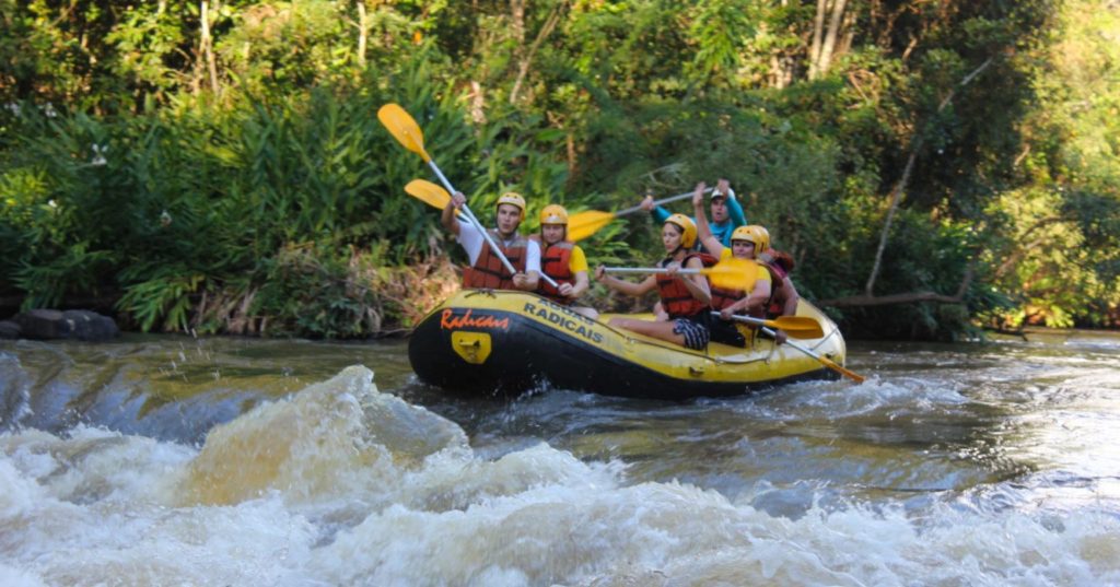 O turismo de aventura também engloba esportes radicais, como o Rafting.