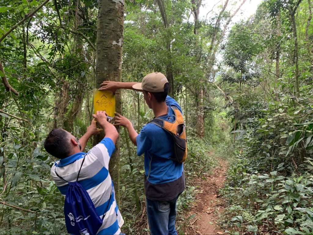 Implementação da sinalização rústica na trilha da Pedra da Torre